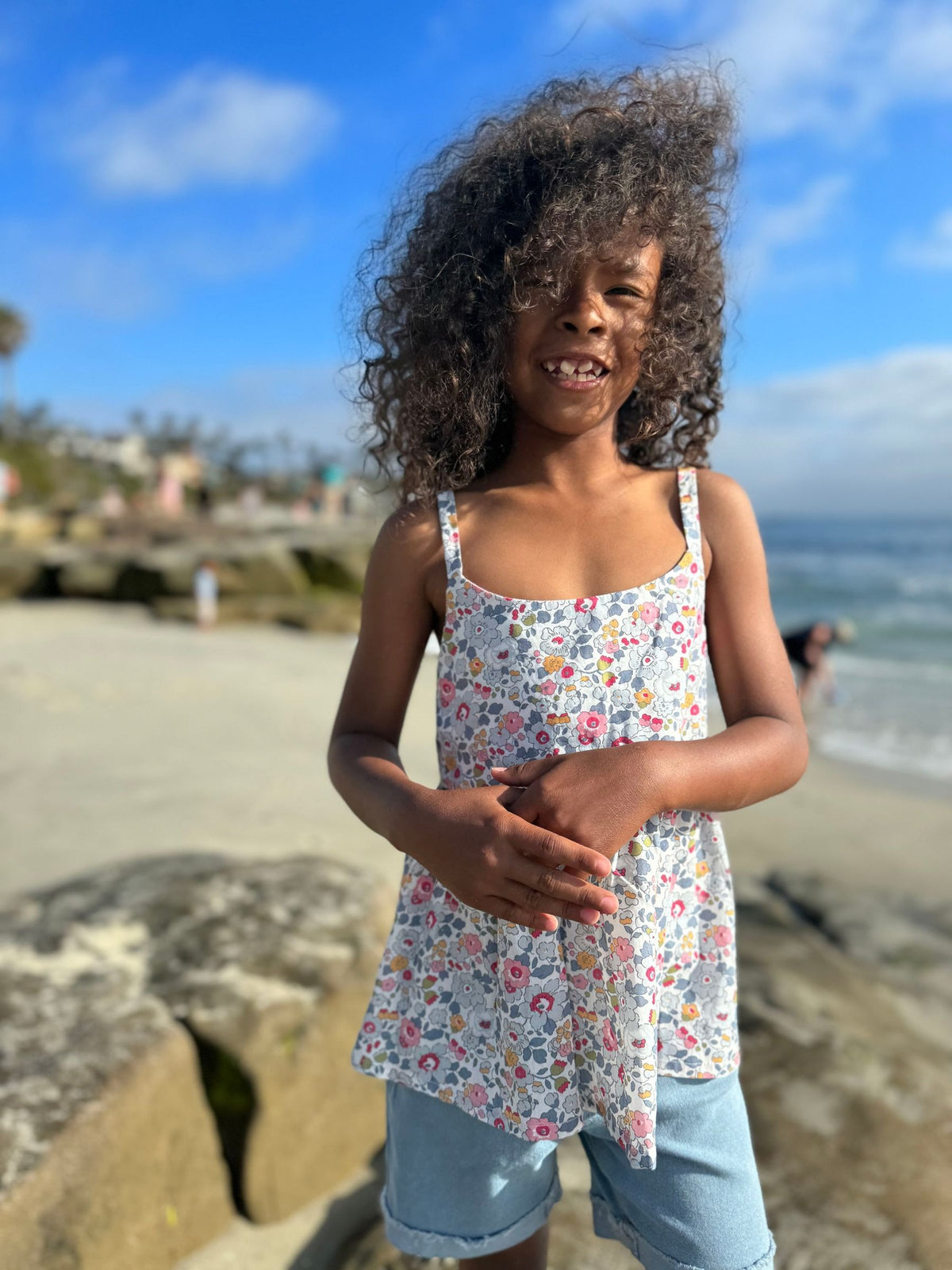 katie top in blue retro floral